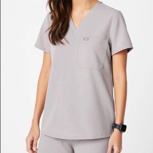 FIGS Women’s Gray Technical Collection One Pocket Shirt Size Medium